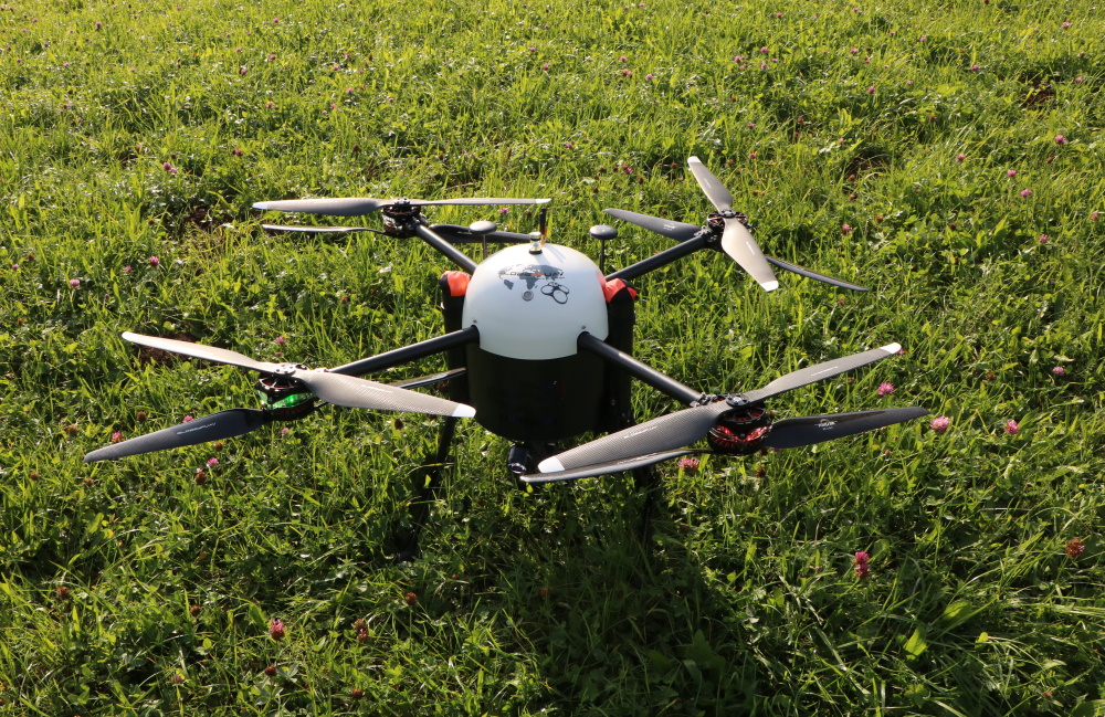Spezialisierter Partner des Feldversuchs ist Globe UAV: Von den Unternehmen wird eine zehn Kilogramm schwere Spezialdrohne für den Feldversuch eingesetzt. (Foto: ED Netze)